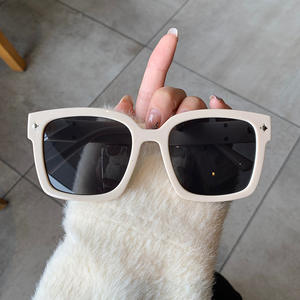 Lunettes de soleil Qianai Fashion pour femmes, monture carrée, verres gris PC, protection UV 100 %, pour la protection solaire, les voyages et la conduite - Product Image 2