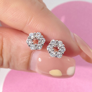 Prix de gros, boucles d'oreilles clous mignonnes en forme de fleur avec zircon cubique pour femmes - Product Image 2