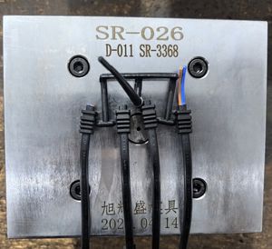 Ac 전원 코드 SR 테일 카드 플라스틱 사출 몰딩 연결 연장 선 케이블 클램프 맞춤형 금형 - Product Image 6