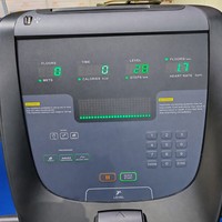 Appareil de fitness commercial pour salle de sport : Simulateur d'escalade motorisé pour usage professionnel