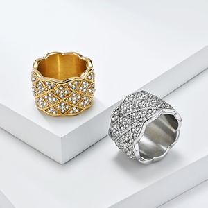 แหวนแฟชั่นทรงเรขาคณิตประดับเพชรเต็มวงแบบไมโครเพฟ สแตนเลสสตีล สำหรับทุกเพศ เหมาะสำหรับงานปาร์ตี้ - Product Image 1