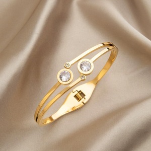 Luxury 18K Gold Plated Titanium Steel <b>Cuff</b> <b>Bracelet</b> High-End Simple Trendy Star Shape Charm Bangle Ladies Gift Crystal - Product Image 3