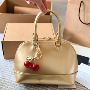 Bolso de Mano de PU Bicolor con Colgante de Cereza y Cremallera, Bolso de Hombro para Mujer, Bolso de Cuero Granulado Sabrina - Product Image 4