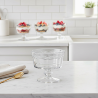 Bol à glace à pied festonné et perlé de 250 ml. Tige robuste à motif victorien. Verre sodocalcique compatible lave-vaisselle. Couleur personnalisable