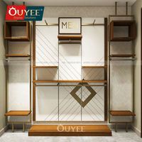 Porte-vêtements mural moderne et écologique pour les aménagements de boutiques avec étagères de présentation