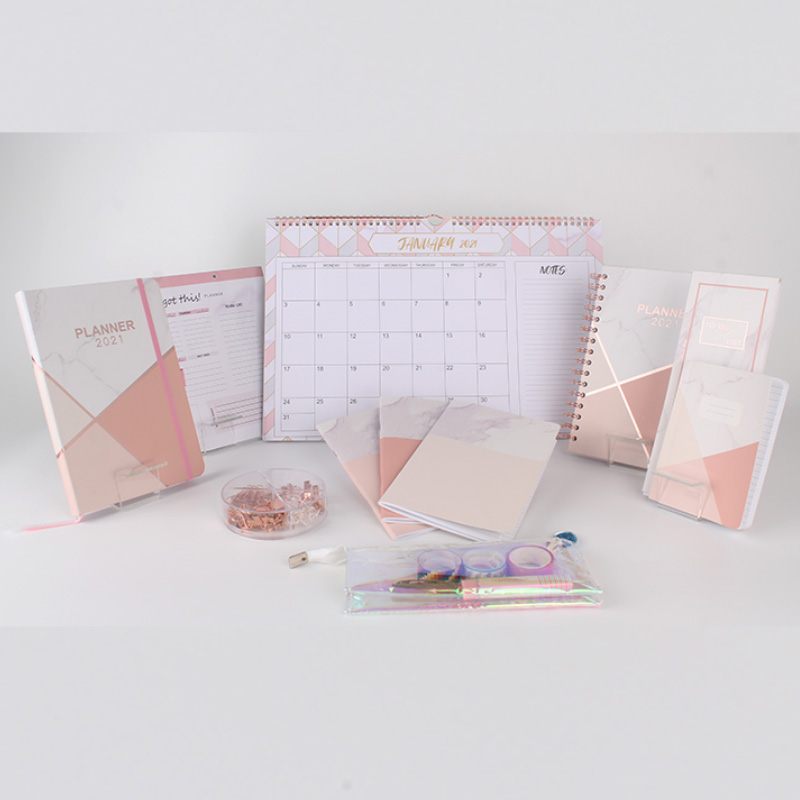 Блокнот в твердом переплете с золотистой фольгой и мраморным дизайном