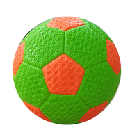 Cadeaux de divertissement 2.5mm Pvc Kids Woven Embossed Matt Surface Noir et Blanc Coloré Taille Deux Mini Enfants Football