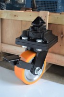 Roue de chariot pour conteneur |   Roue simple robuste |   Plaque supérieure à verrouillage par torsion |   Semelle en polyuréthane avec noyau en acier |   Anti-torsion |   Pied