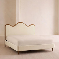 Lit plateforme en lin crème français, taille King, avec tête de lit festonnée et bordure en bois, pieds effilés, cadre de lit pour chambre à coucher, maison ou villa