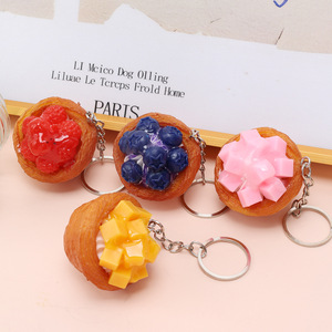 Colgante de tarta de frutas realista, llavero creativo con forma de postre en miniatura, decoración para bolso - Product Image 4