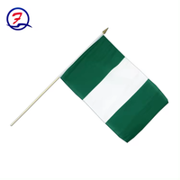 Mini drapeau à main de haute qualité en gros drapeau britannique agitant à la main avec poteau en bois