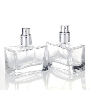 Bouteilles <span class=keywords><strong>de</strong></span> <span class=keywords><strong>parfum</strong></span> en verre transparent personnalisables <span class=keywords><strong>de</strong></span> 30ml 50ml en forme <span class=keywords><strong>de</strong></span> rectangle carré avec capuchon en cristal carré pour les soins personnels - Product Image 3