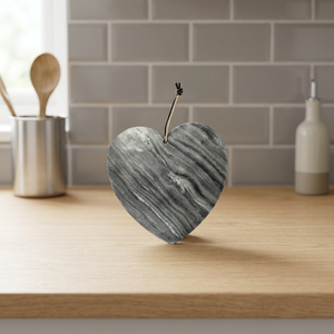 Planche à découper en bois en forme de cœur, design antidérapant pour une utilisation en cuisine - Product Image 4