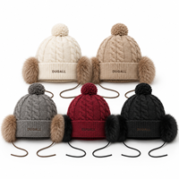 Bonnet en tricot personnalisé avec logo brodé, protection des oreilles, pompon et accessoires en corde pour femme, idéal pour l'hiver et les activités de plein air – Vente en gros directe usine