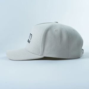 Gorra de béisbol estructurada de 5 paneles al por mayor con cinta interior personalizada, 100% lona, con logotipo bordado personalizado - Product Image 4
