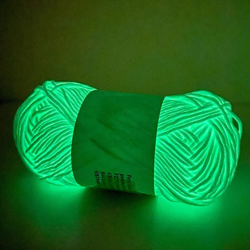 50g/70m usine en gros 100% polyester filé à l'anneau fil à tricoter à la main lumineux 2mm lueur dans le fil épais foncé s'allume dans la nuit