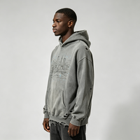 Sudadera con Capucha Gris Desgastada y Rota, Estampado Urbano de Contornos de Edificios Kornit DTG, Sudadera de Calle con Bordes Deshilachados y Efecto Desgastado