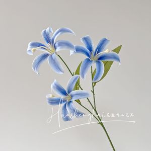 ช่อดอกลิลลี่ประดิษฐ์ 3 มิติ ดอกไม้ผ้าไหมเสมือนจริง สำหรับตกแต่งงานแต่งงาน และเป็นพร็อพถ่ายภาพ - Product Image 4