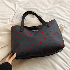 Bolso de mano de mezclilla estampado Patrón de lunares Asa de cuero Viajes diarios Casual y elegante - Product Image 4