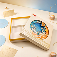Boîte cadeau rigide carrée personnalisée, boîte en papier crème de luxe avec illustration ronde d'astronaute en 3D, plateau intérieur jaune pour cadeau de festival