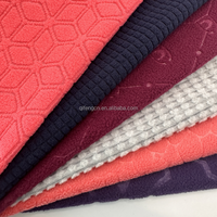 Vêtement en relief personnalisable Design en relief 100% polyester Fournisseur de tissu textile d'hiver