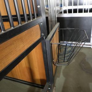 Râtelier à <span class=keywords><strong>foin</strong></span> pivotant à 180 ° pour chevaux Accessoires pour stalles de chevaux Montage mural facile Support de stockage de <span class=keywords><strong>foin</strong></span> de grain de cheval - Product Image 5