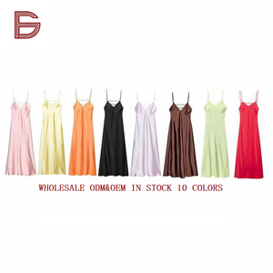 Robe longue en satin pour femme, col en V profond, dos nu, bretelles spaghetti, dos croisé, idéale pour les soirées, les fêtes et les vacances - Product Image 1