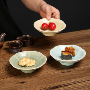 Assiette en céramique à six pétales de style chinois Master Gu, plat à fruits, pâtisseries et noix en porcelaine, plateau à thé sur pieds hauts - Product Image 2