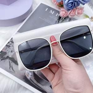 Lunettes de soleil tendance pour femmes Yiwu, monture intégrale, verres PC, protection UV 100%, style noir et blanc, protection solaire, cyclisme en extérieur - Product Image 5