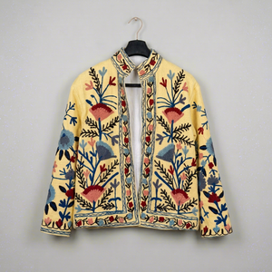 Chaqueta Bordada Suzani de Lino y Algodón Amarillo Pálido Hecha a Mano para Mujer, Abrigo Vintage con Diseño Floral Kashmiri, Estilo Étnico Boho Kim - Product Image 1