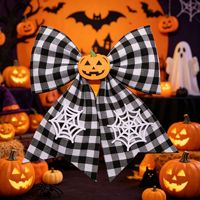 Nœud en peluche d'Halloween, nœud décoratif mignon et effrayant avec détails de citrouille, de chauve-souris et de chapeau de sorcière pour la fête d'Halloween