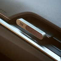 Diffuseur d'arômes liquide de luxe pour voiture, mini diffuseur portable suspendu en bois, bâtonnet désodorisant moderne en métal rechargeable, énergie solaire