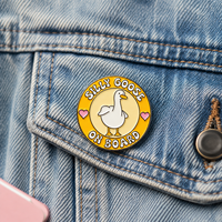 Produsen OEM Grosir Modern Lucu Angsa Bodoh Hati Kuning Hadiah Pemasok Eceran Harga Grosir Kustom Logam Enamel untuk