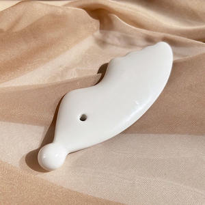 Massaggiatore animale caldo di colore bianco a forma di pesce in ceramica Gua Sha raschiando strumento di massaggio per massaggiatore di occhi - Product Image 5