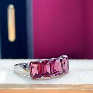 Anillo de Eternidad Xinfly de Oro Sólido de 18K con Granate Corte Esmeralda AU750 3.80ctw, Gema Roja, Joyería Fina para Aniversario - Product Image 3