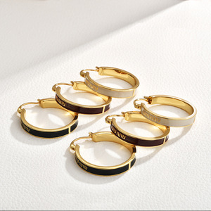 <span class=keywords><strong>Pendientes</strong></span> <span class=keywords><strong>de</strong></span> aro con esmalte <span class=keywords><strong>de</strong></span> efecto goteo <span class=keywords><strong>y</strong></span> encanto vintage. Un diseño minimalista, exquisito <span class=keywords><strong>y</strong></span> elegante <span class=keywords><strong>de</strong></span> lujo discreto para <span class=keywords><strong>el</strong></span> día a día. - Product Image 1