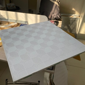 Plaque de plafond en <span class=keywords><strong>PVC</strong></span> <span class=keywords><strong>rigide</strong></span> stratifiée, isolante thermiquement, certifiée CE, ASTM, pour les bureaux en Mongolie - Product Image 1