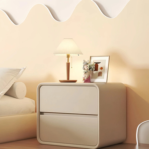 Mesita de noche de estilo cremoso de gama alta, mesita de noche de lujo de inspiración italiana con cajones en acabado de madera maciza - Product Image 3