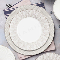 Élégant ensemble de plaques en céramique texturée argent-blanc motifs géométriques pour un décor de table de mariage sophistiqué minimaliste classique