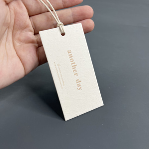 Étiquettes suspendues en papier de coton naturel personnalisées et écologiques - Étiquettes minimalistes avec impression de texte pour vêtements - Product Image 1