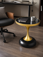 Table d'appoint ronde en MDF imprimé motif marbre noir avec piétement en fer doré et base noire pour salon, hôtel, OEM, ODM