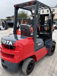 Chariot élévateur Toyota d'occasion 3 tonnes, haute qualité, prix bas, avec moteur, roulement, boîte de vitesses, pompe et moteur, à vendre - Product Image 3