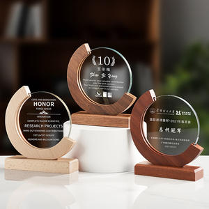 كأس بلوري معدني مخصص بتصميم شعار، كأس بلوري للمسابقات مع قاعدة خشبية - Product Image 1