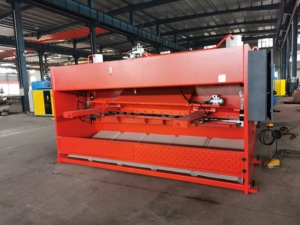 Machine de cisaillement hydraulique à guillotine en métal à haute rigidité QC11K 16*3200 avec pompe et moteur pour la découpe de tôles en acier inoxydable - Product Image 3