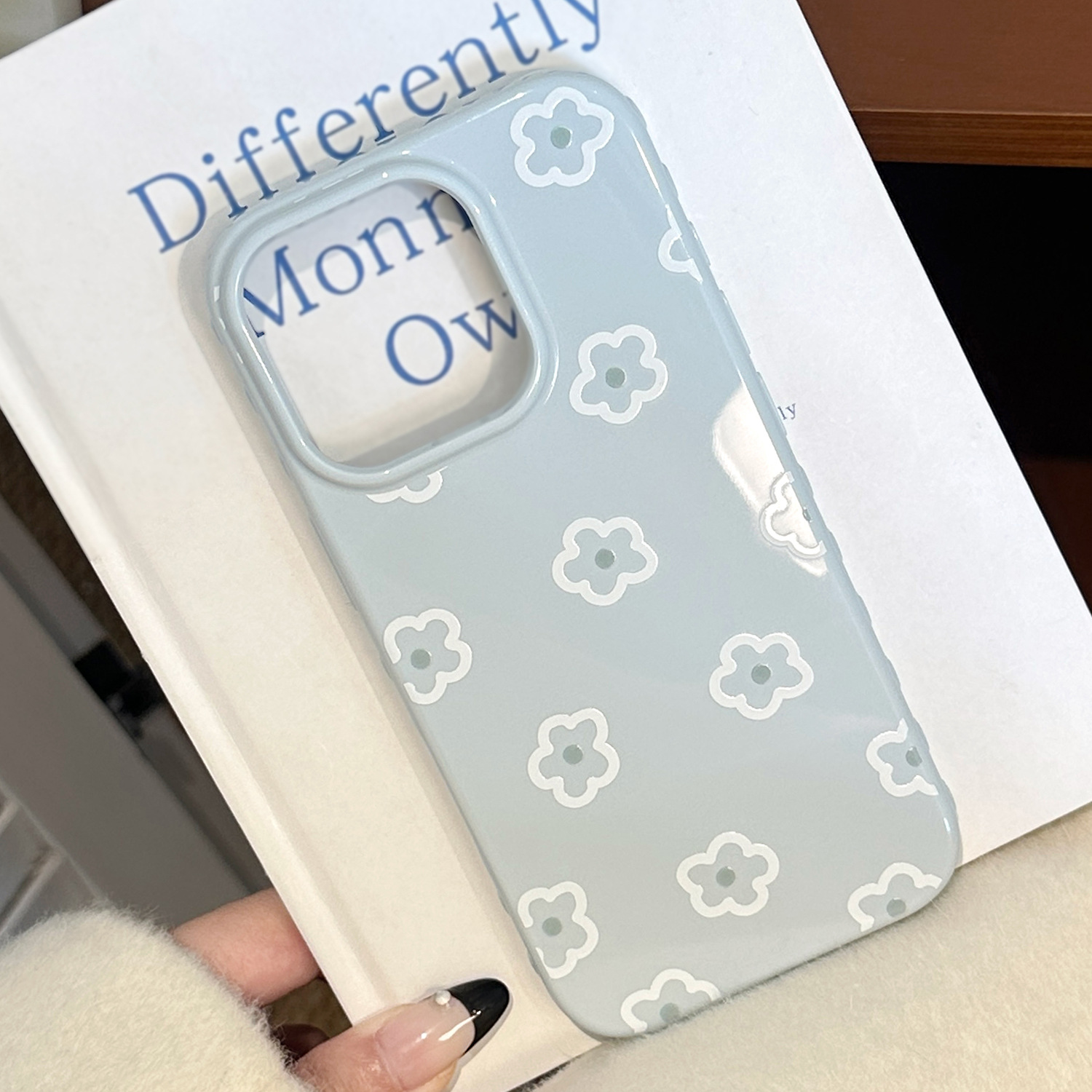 Sea Mist Blue, Fog Core White Thread Flower