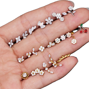 Joyería de Moda para Mujer Getta, Piercing Corporal de Titanio ASTM F136, Flor de Titanio, Labret Plano, Arete de Zirconia Chapado en Oro - Product Image 2