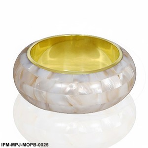 Bracelets en nacre faits à la main pour femmes avec un design élégant et scintillant, bijoux de mode légers et élégants, parfaits - Product Image 2