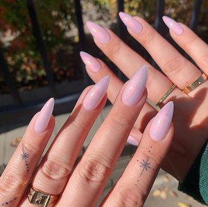 Faux <span class=keywords><strong>ongles</strong></span> classiques effet glaçage, inspirés de <span class=keywords><strong>Hailey</strong></span> <span class=keywords><strong>Bieber</strong></span>, rose nude doux avec superposition chromée irisée, finition nacrée brillante - Product Image 2