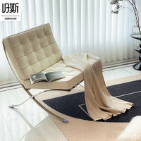Fauteuil individuel en cuir véritable fait main avec support ergonomique pour le dos et base en métal poli pour salon