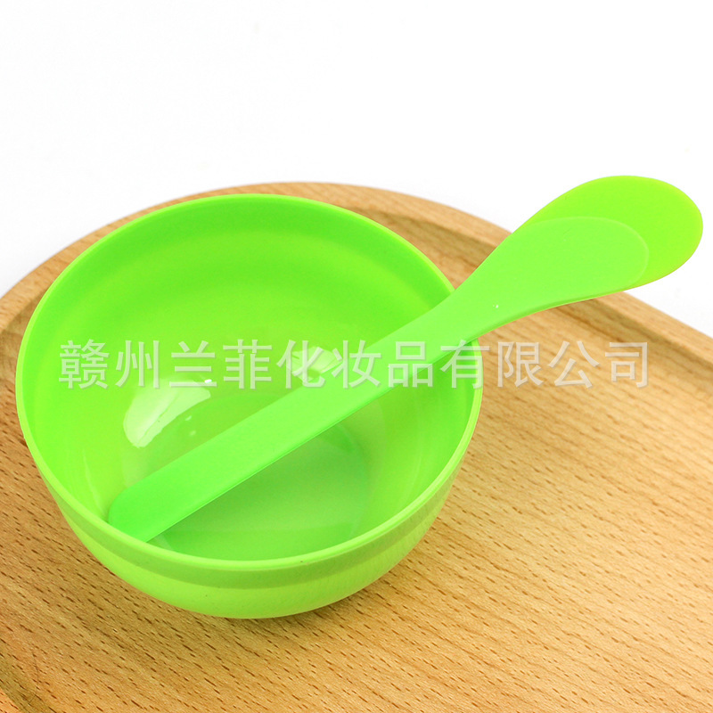 Bol vert + bâton mélangeur de masque + 1 masque en feuille